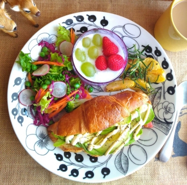avocado　croissant　sandwich
