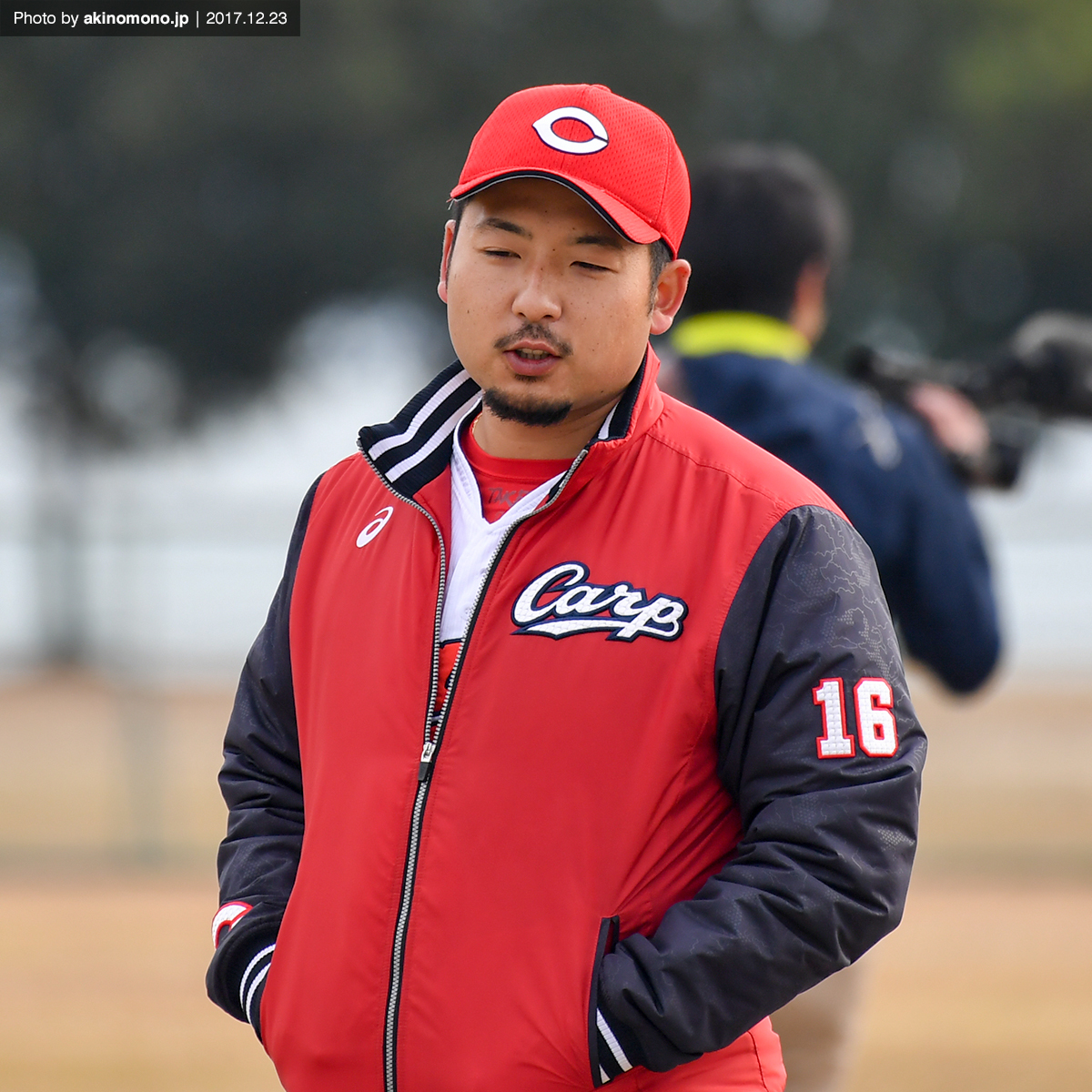 カープ】背番号「23」のジャンパーを着用した大瀬良・今村・廣瀬コーチ