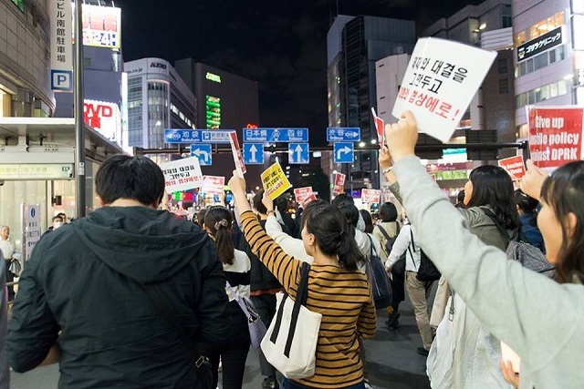 「戦争準備に向けたトランプ大統領の訪韓・訪日反対」キャンドルデモ