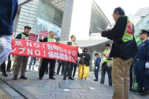 今日（１１月３日）、戦争準備のためのトランプ大統領の訪韓・訪日に反対し、都内の米国大使館前で抗議をしました。
