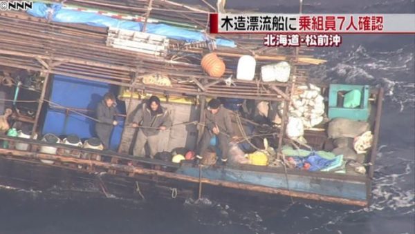 ▼中には乗組員がいる状態で見つかった木造船も。乗組員たちは「北朝鮮から来た。漁をしている間に迷ってしまった」と話すものの、信用できない。