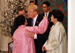 トランプ氏と抱擁した慰安婦被害女性、日本に「口出しするな」