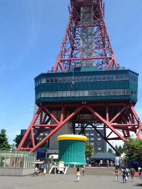 さっぽろテレビ塔がバンジージャンプ会場に 北海道 夏