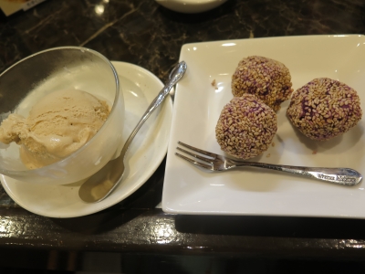 紫芋ごま団子とブルーシールアイス