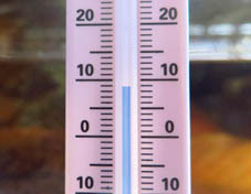 冬の朝の温度計