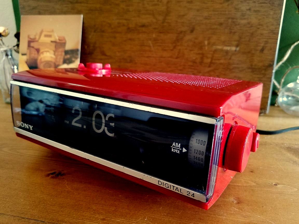 レトロなラジオ付きパタパタ時計 SONY TR-C140 - [Sold Out]過去の販売商品