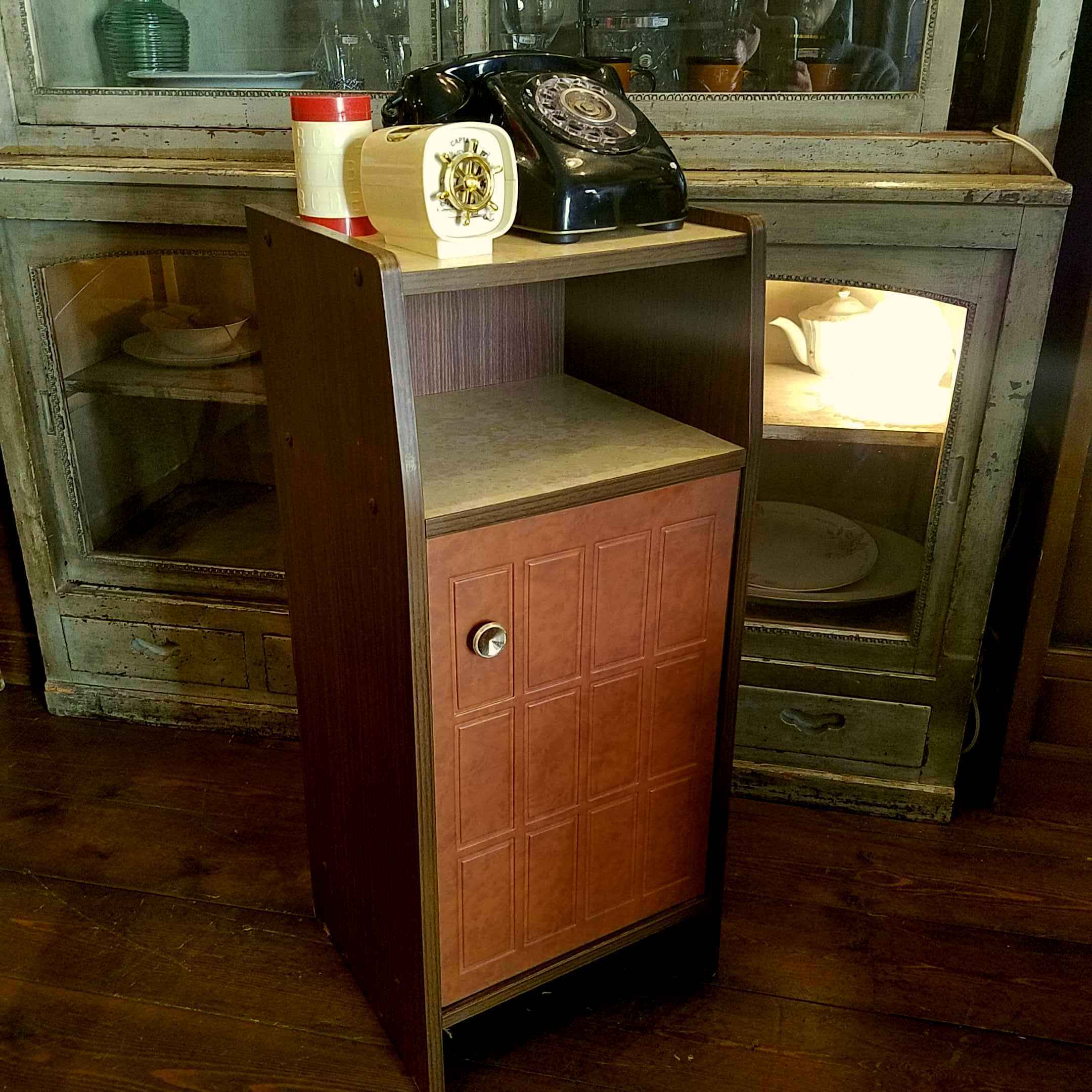 レトロポップなブラウンの電話台 - [Sold Out]過去の販売商品